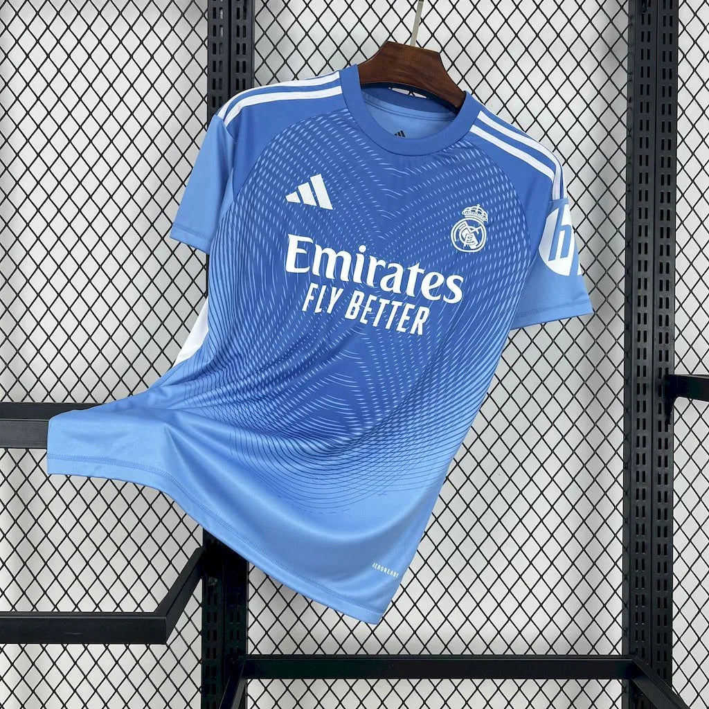 Maillot conceptuel du Real Madrid 2025-26, jersey de football de la marque Le 12 -ème Maillot, vue de face avec logo et design moderne