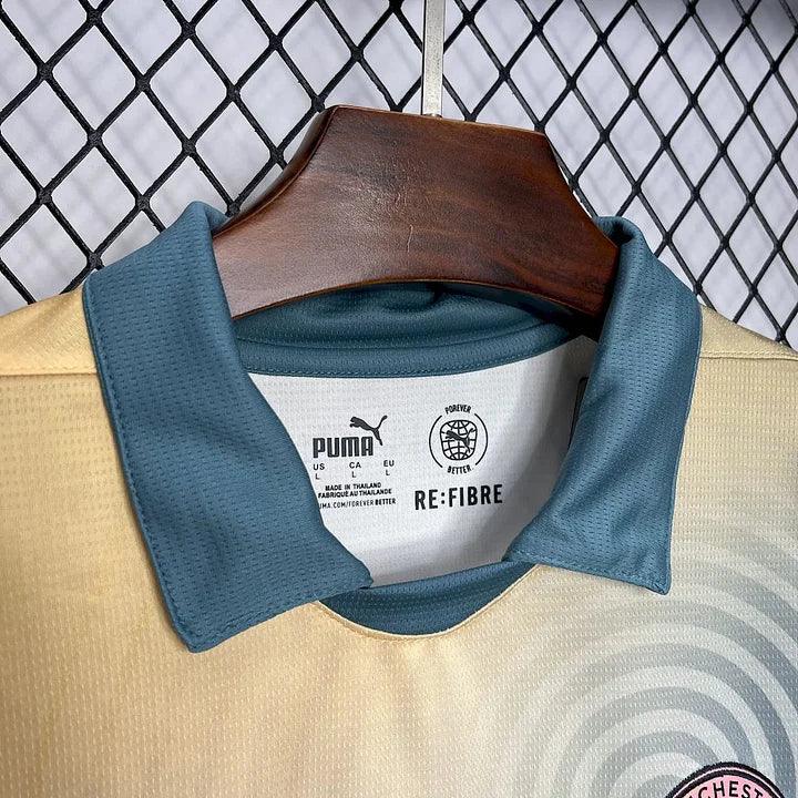 Maillot Manchester City foot 2024 2025 quatrième, marque Le 12-ème Maillot, vue frontale avec logo et design blanc et bleu