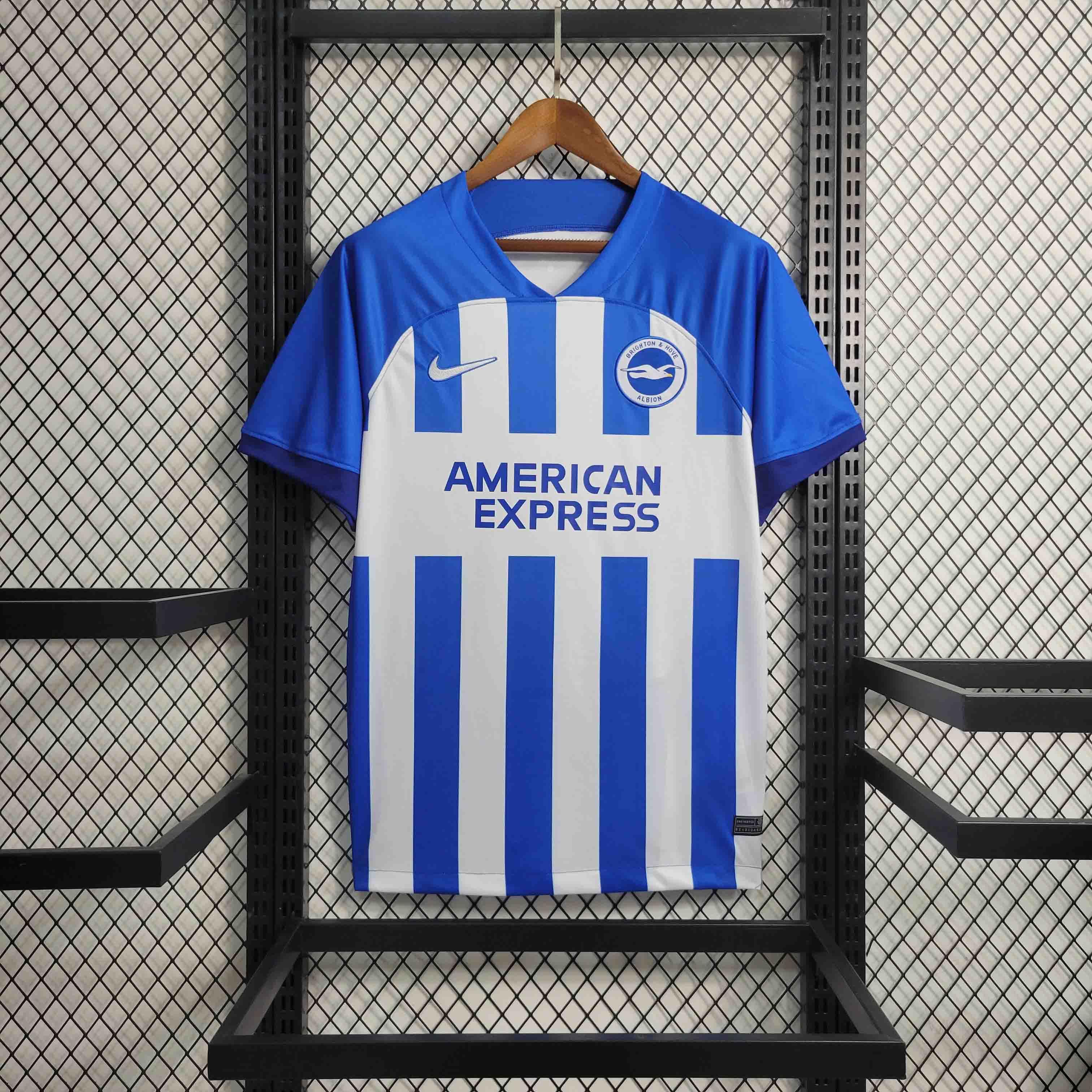 Maillot Brighton 2023-34 de la marque Le 12 -ème Maillot, vue de face avec détails du design et logo de l'équipe.