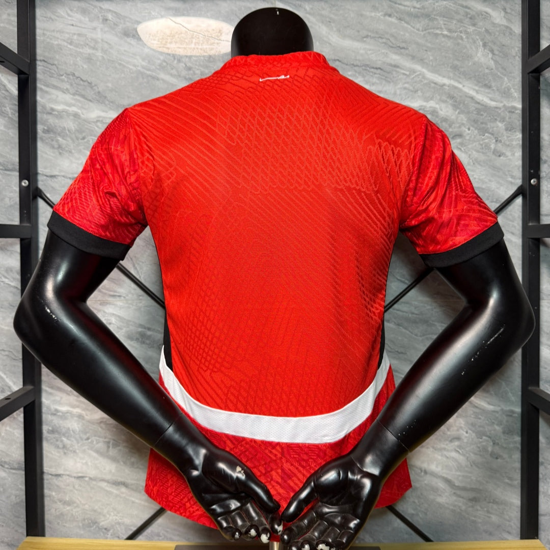 Maillot rouge de joueur d'Égypte 24/25 Le 12 -ème Maillot, maillot de football avec logo et détails visibles