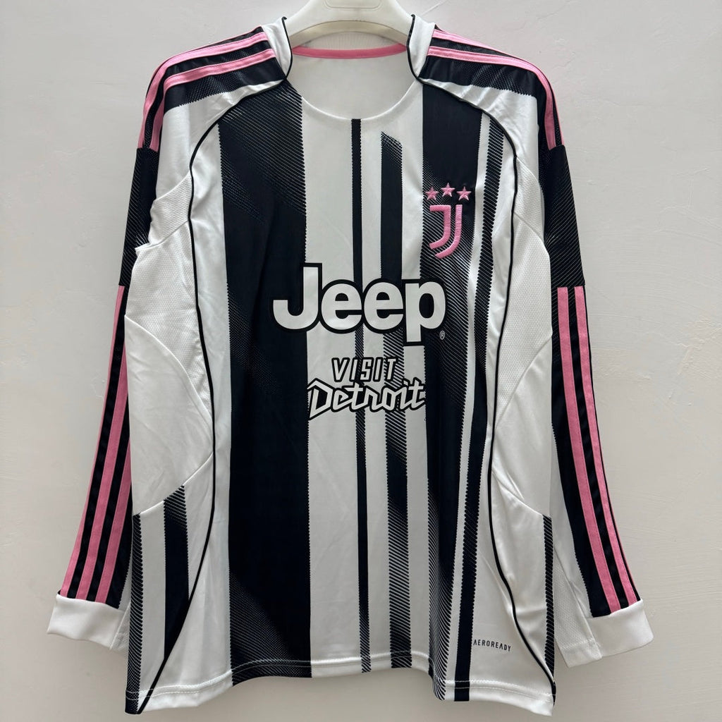 Maillot domicile Juventus 25/26 à manches longues, marque Le 12 -ème Maillot, logo et design de l'équipe visible.