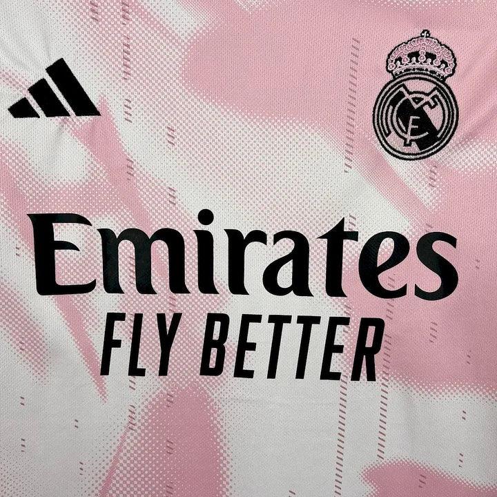 Maillot concept Real Madrid 2025 de Le 12 -ème Maillot, maillot de football avec design innovant, vue de face.