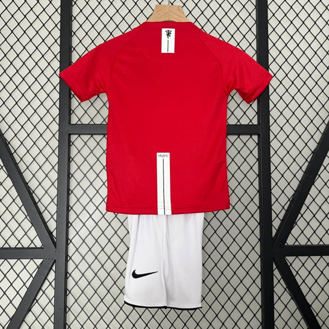 Ensemble enfant Manchester United rétro 1998-1999, maillot et shorts, marque Le 12-ème Maillot, tenue de football vintage.