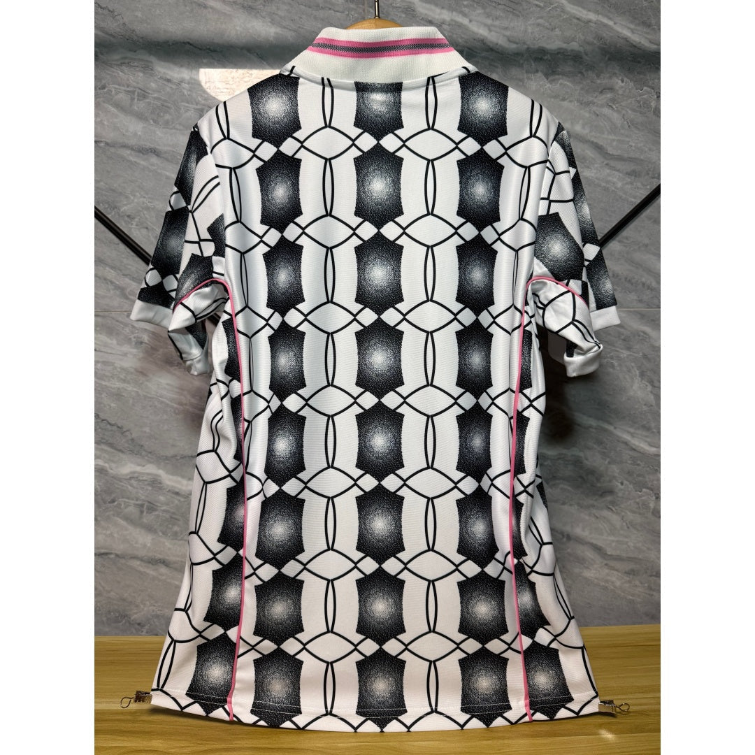 Maillot 25/26 Juventus Le 12 -ème Maillot, maillot de football pour enfant, logo Juventus et détails du design visible.