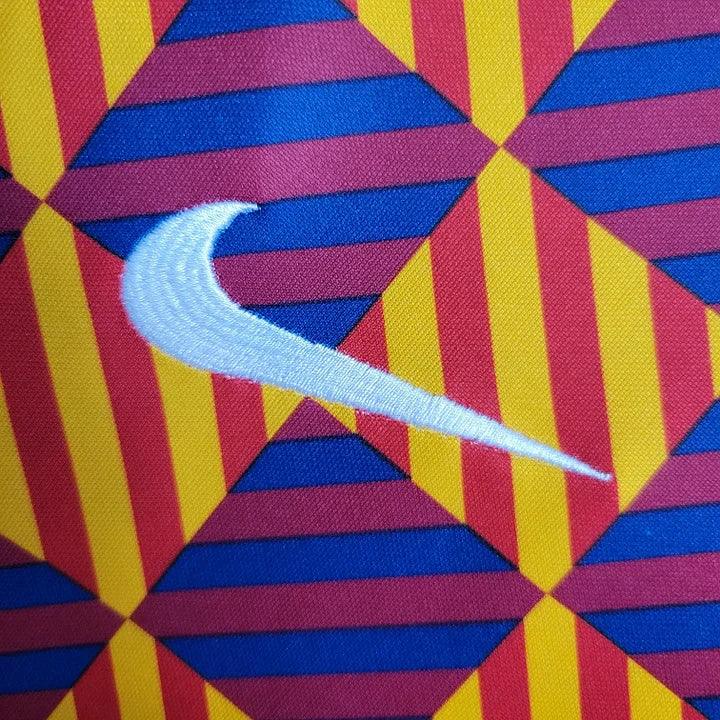 Maillot d'entraînement Barcelone FC 2023-2024 Le 12 -ème Maillot, vue du devant avec logo et détails du tissu.