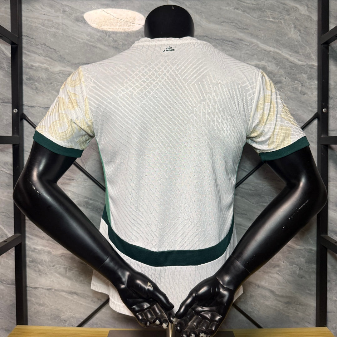 Maillot Côte d'Ivoire 25/26 blanc pour joueur D, marque Le 12 -ème Maillot, vue frontale du maillot de football.