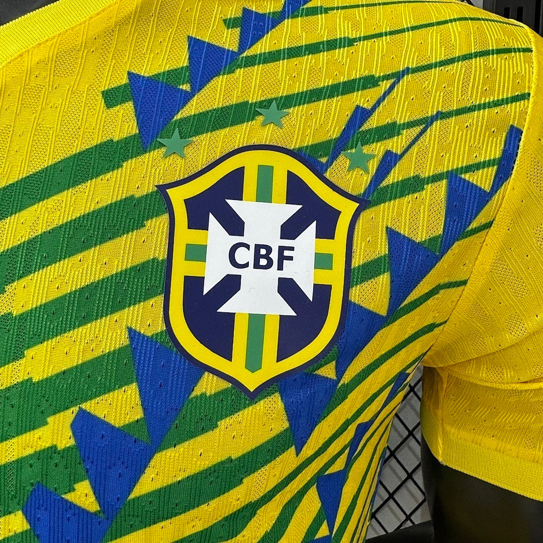 Maillot de football Brésil Concept 2026 de Le 12 -ème Maillot, vue de face avec design bleu, vert et jaune.