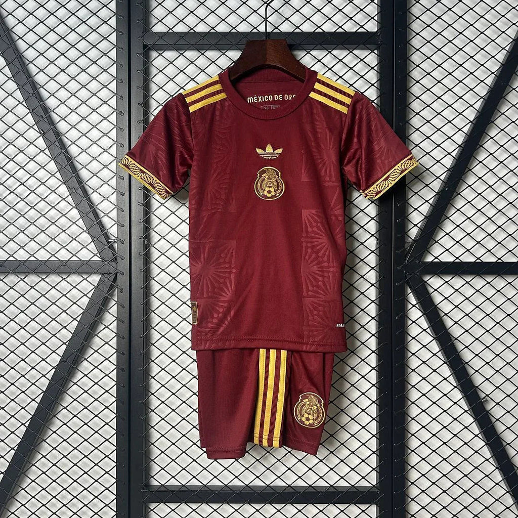 Enfant portant le kit Mexique concept 2025 de Le 12 -ème Maillot, tenue sportive colorée avec logo sur fond blanc.