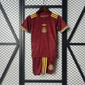 Enfant portant le kit Mexique concept 2025 de Le 12 -ème Maillot, tenue sportive colorée avec logo sur fond blanc.