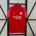 Maillot 24/25 PSG quatrième, marque Le 12 -ème Maillot, vue de face avec logos et couleurs officielles du Paris Saint-Germain.