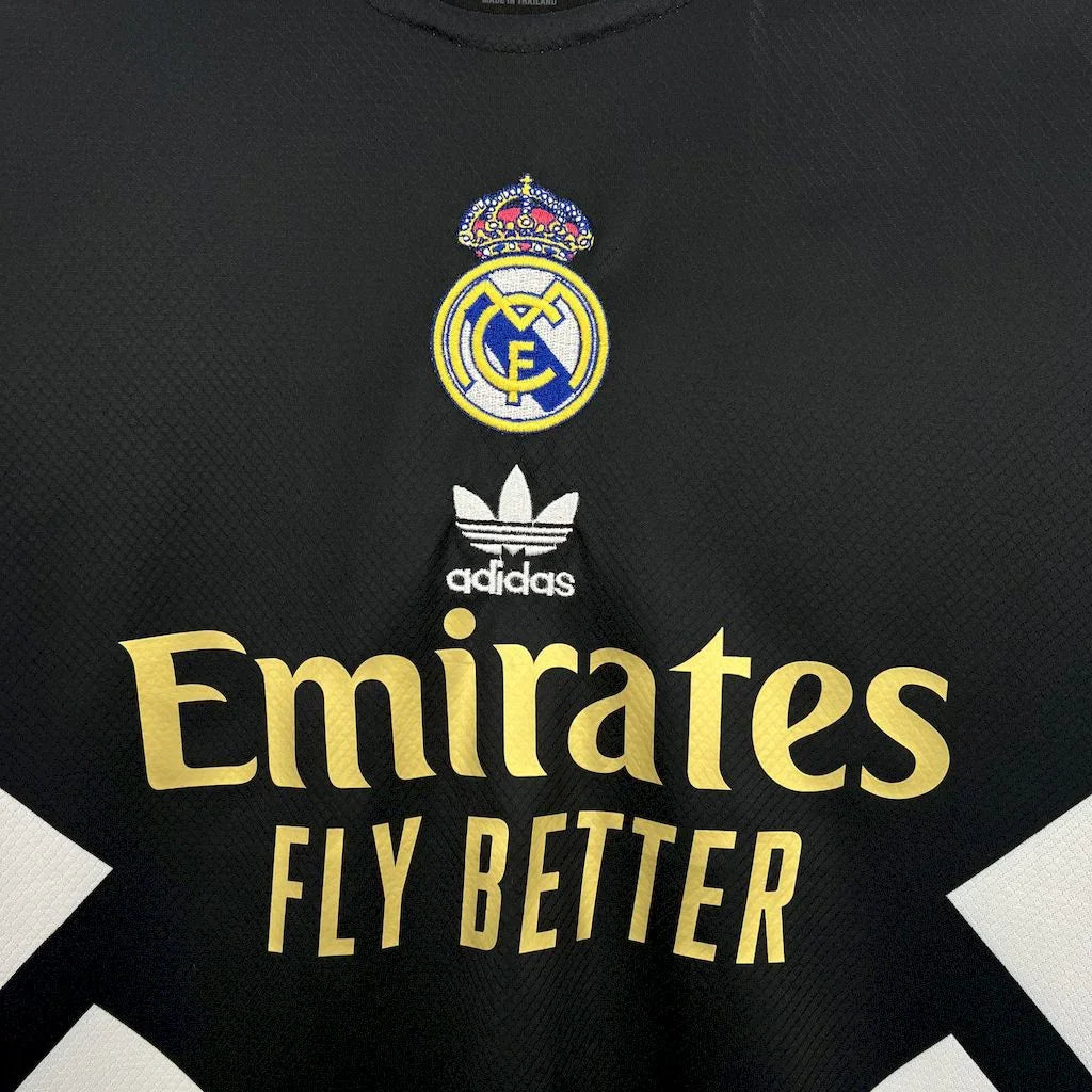 Maillot conceptuel du Real Madrid 2025-26 par Le 12 -ème Maillot, vue de face avec logo et design innovant.
