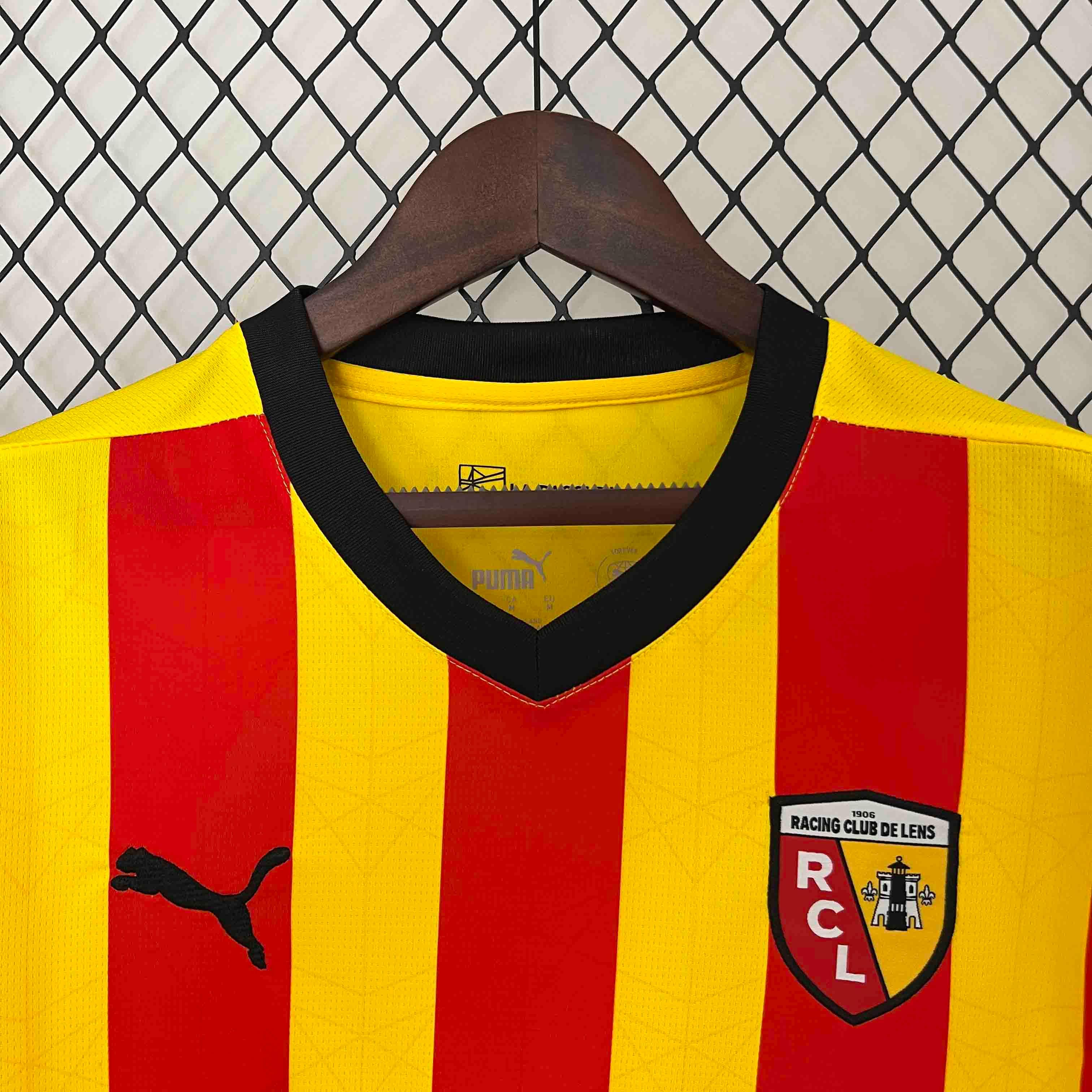 Maillot Lens 2024-25 Le 12 -ème Maillot, maillot de football avec logo du club et détails en bleu et jaune.