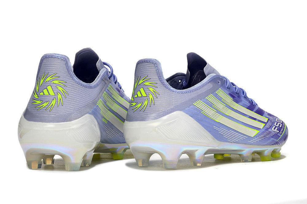 Crampons F50 FG de Le 12 -ème Maillot fixés sur des chaussures de football, en acier avec crampons en plastique pour terrain ferme.