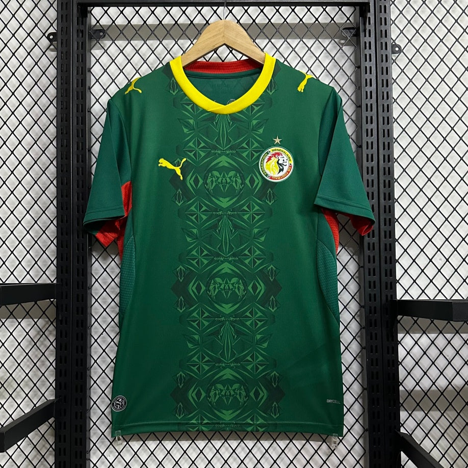 Maillot domicile Sénégal 25/26 de Le 12 -ème Maillot, vue de face avec les couleurs vert, jaune et rouge.