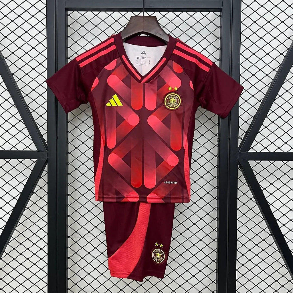 Enfant portant le kit extérieur Allemagne 2025 de Le 12 -ème Maillot, vêtement sportif pour événement sportif.