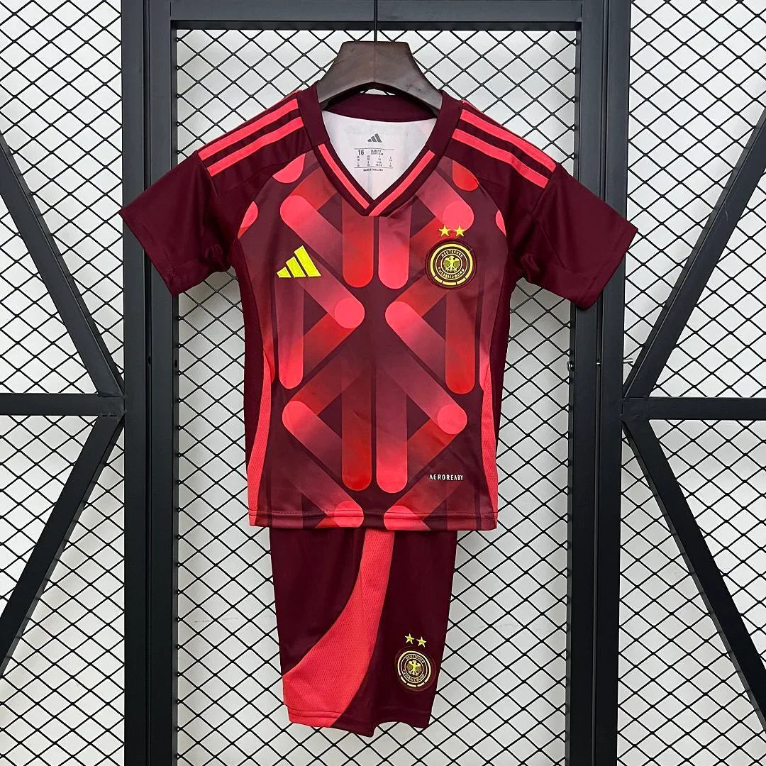 Enfant portant le kit extérieur Allemagne 2025 de Le 12 -ème Maillot, vêtement sportif pour événement sportif.