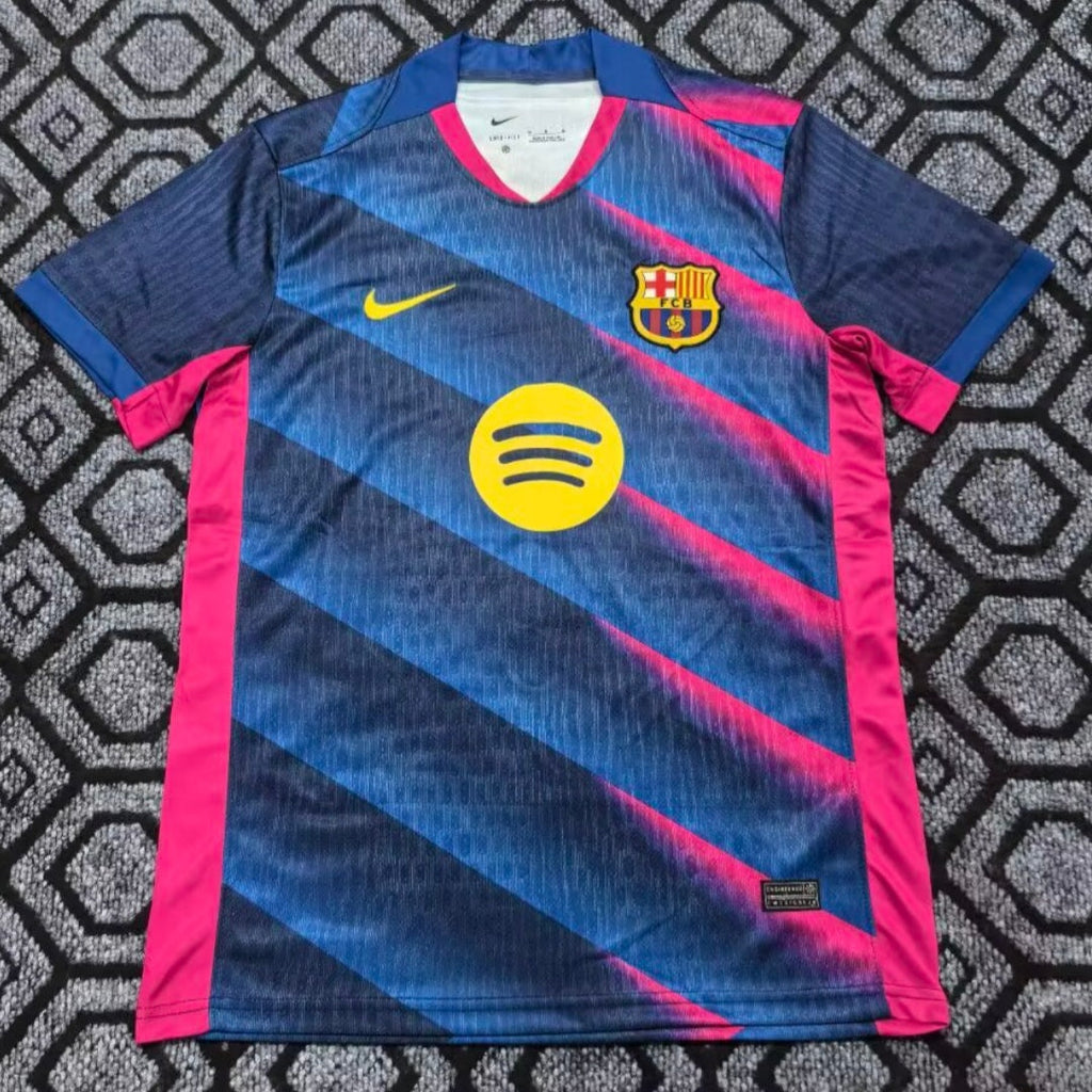 Maillot de football Le 12 -ème Maillot Barcelone 25/26, spécial N, visible avec détails du design et logo de l'équipe.