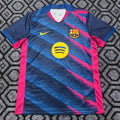 Maillot de football Le 12 -ème Maillot Barcelone 25/26, spécial N, visible avec détails du design et logo de l'équipe.