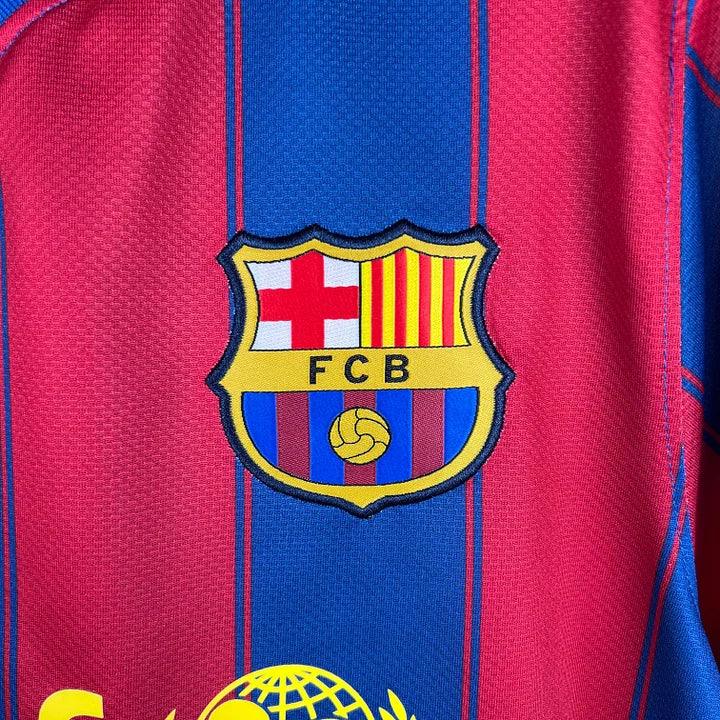 Maillot rétro FC Barcelone 2009/10 de Le 12, maillot de football avec logo et décorations traditionnelles.