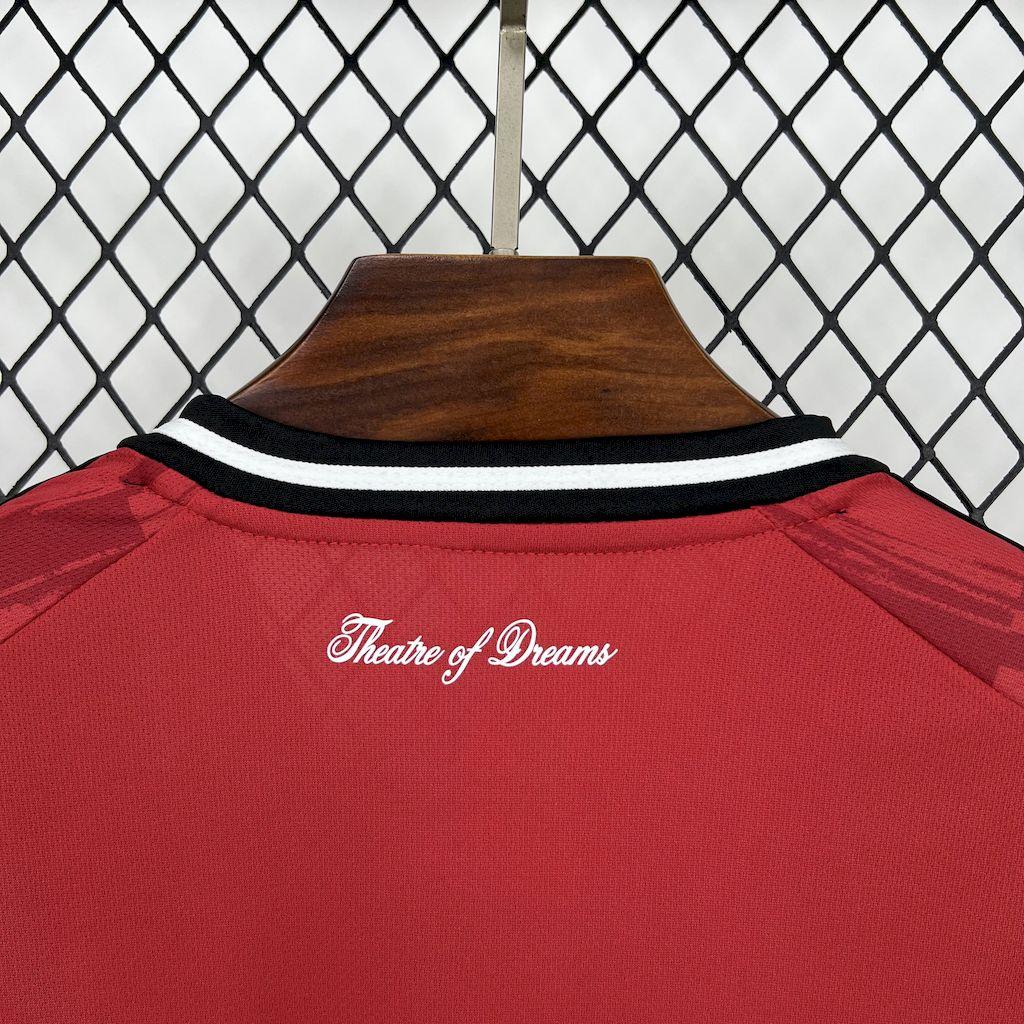 Maillot Manchester United 2025-26 de la marque Le 12 -ème Maillot, vue de face avec logo et détails du maillot.