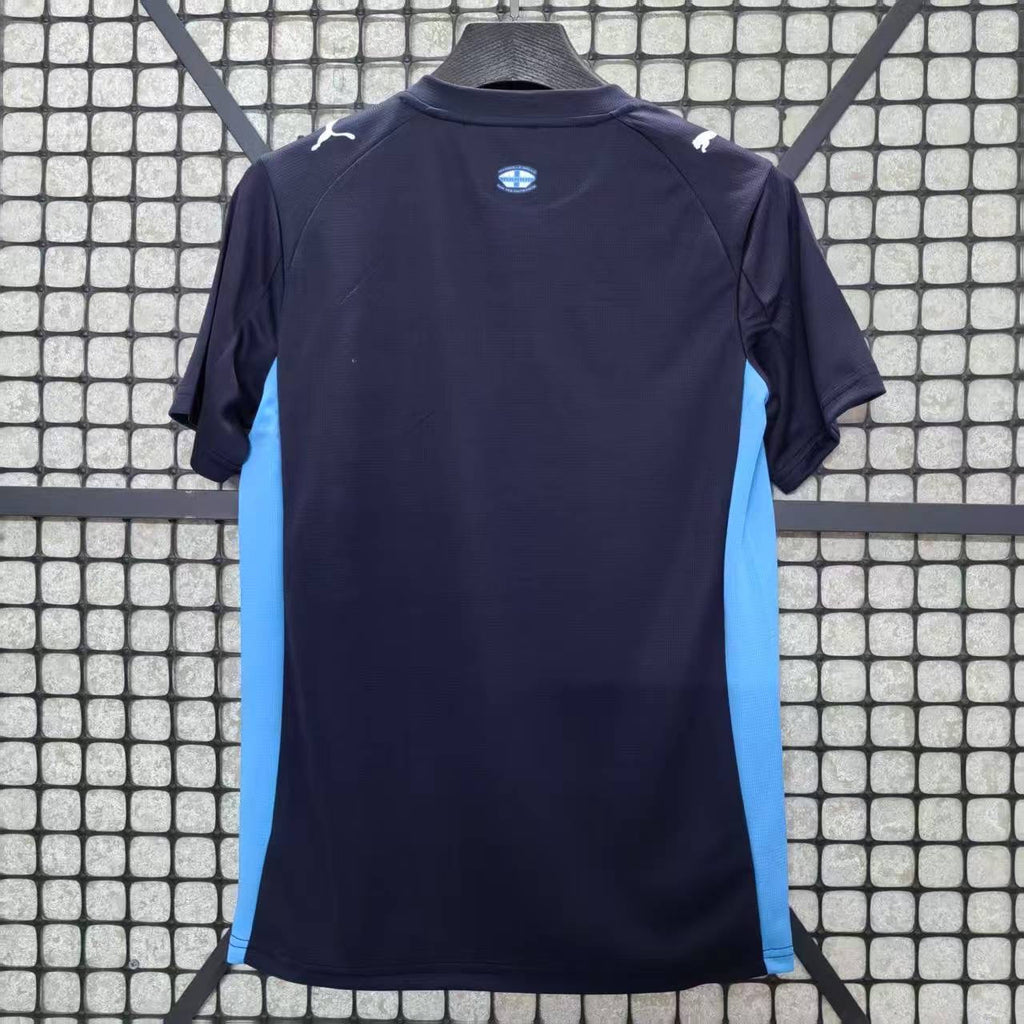 Maillot extérieur Marseille 25/26 Le 12-ème Maillot, maillot de football bleu avec logo de l'équipe, vue de face.