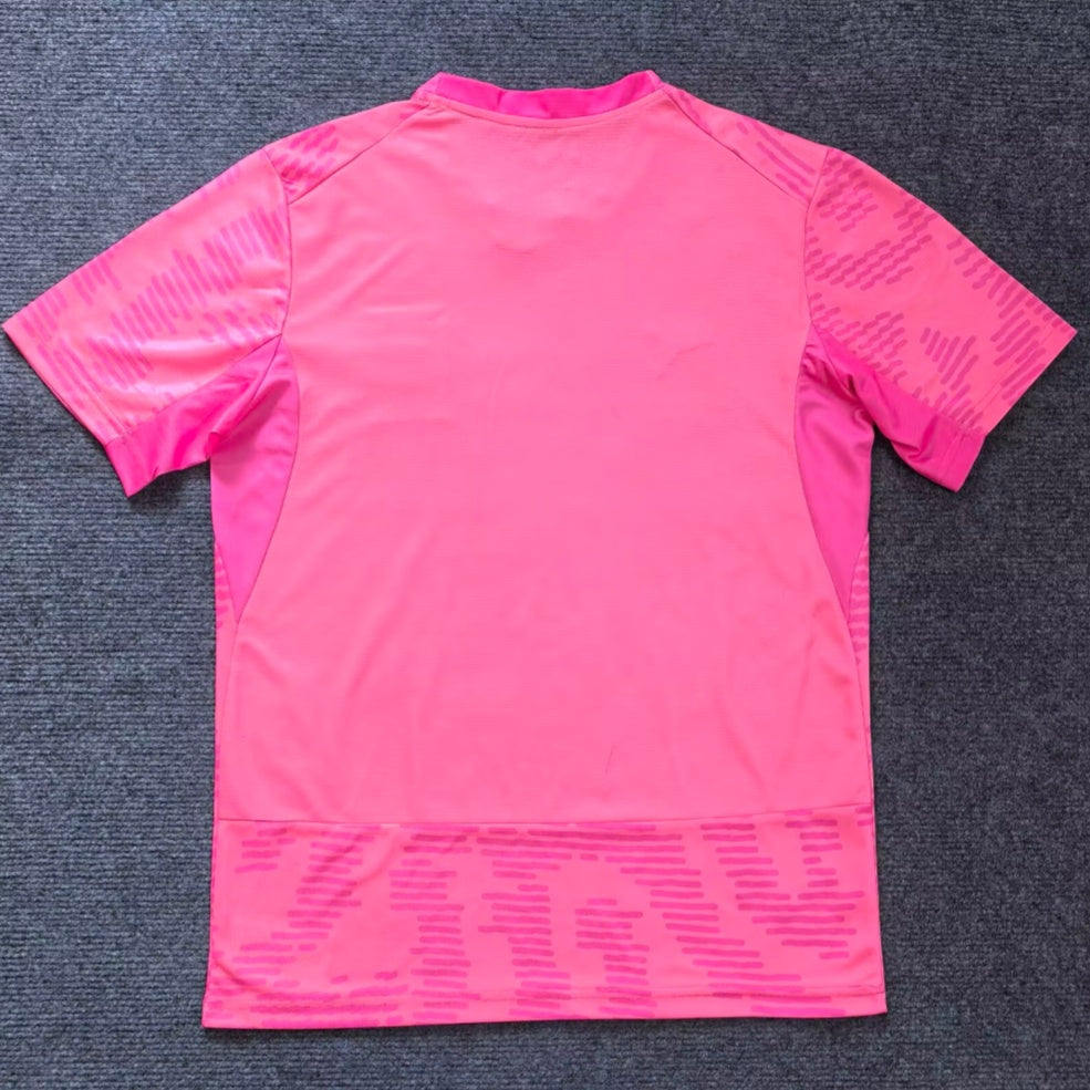 Maillot de football Portugal 25/26 spécial rose Le 12 -ème Maillot, devant avec logo et design rose vif