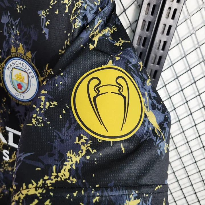 Maillot Manchester City saison 2023-2024 édition spéciale de la marque Le 12-ème Maillot, vue de face avec détails du design.