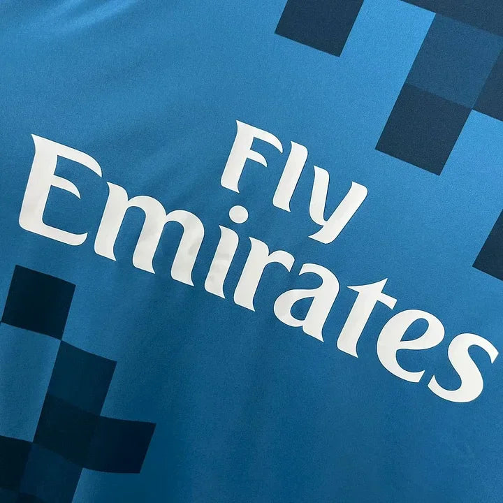 Maillot de football Real Madrid 2017-2018 rétro, Le 12-ème Maillot, vue de face avec logo et détails traditionnels