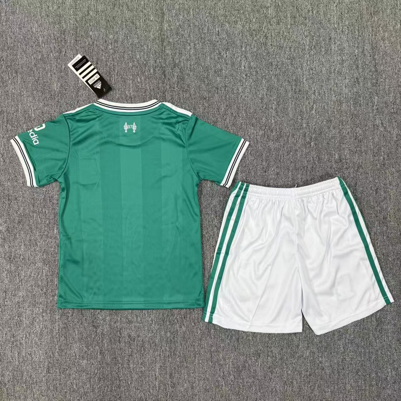Ensemble pour enfant Liverpool Extérieur de Le 12 -ème Maillot, maillot et short assortis pour activités sportives.