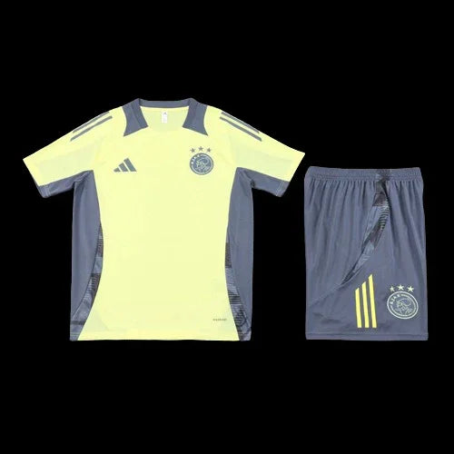 Ensemble Ajax de Le 12 -ème Maillot, maillot et short assortis dans des couleurs vives, parfaits pour supporter l'équipe.