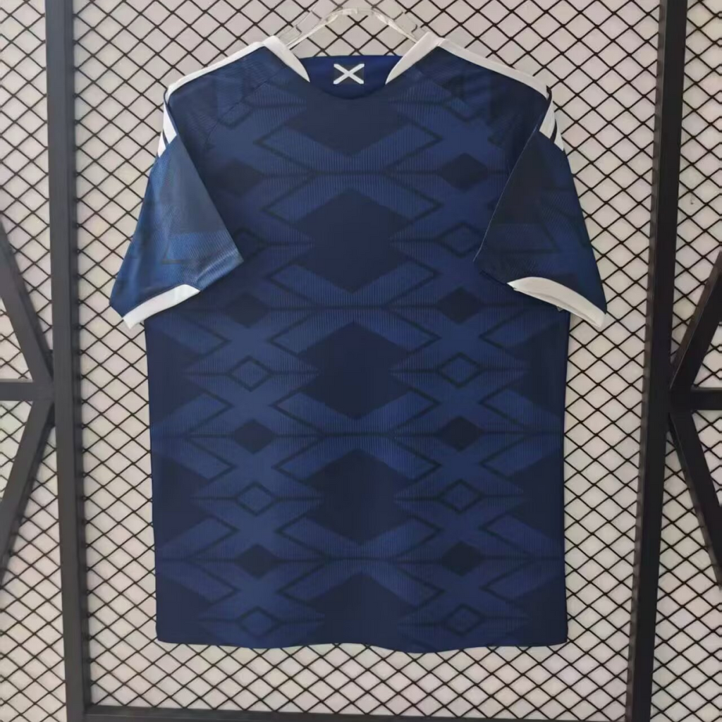 Maillot domicile Écosse 25/26 Le 12-ème Maillot, maillot de football bleu avec logo et détails écossais visibles.