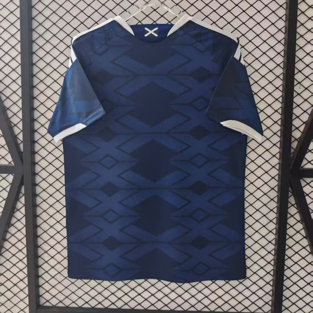 Maillot domicile Écosse 25/26 Le 12-ème Maillot, maillot de football bleu avec logo et détails écossais visibles.