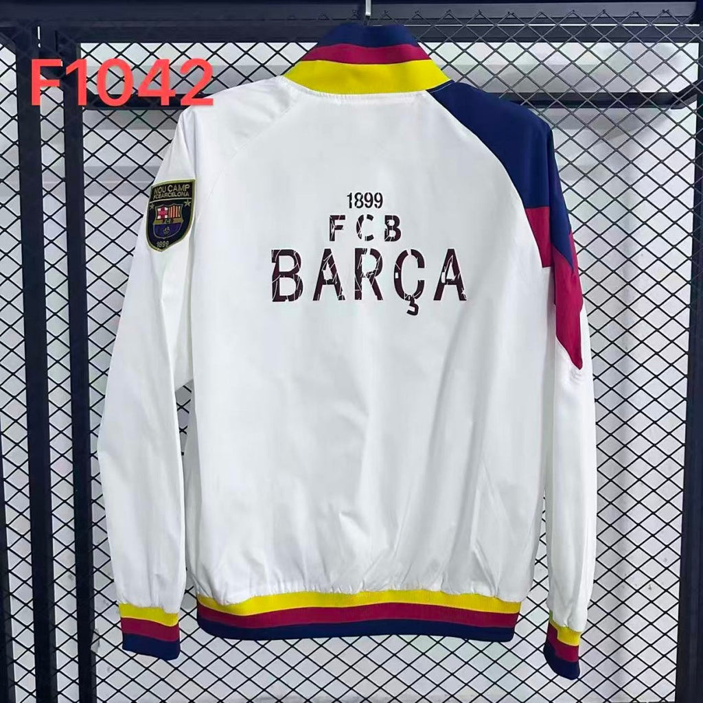 Veste coupe-vent réversible Le 12 -ème Maillot Barcelone blanche, légère avec capuche, portée sur un mannequin.