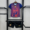 Kit enfant FC Barcelone concept 2025-26, maillot bleu et grenat, avec logo du club et design moderne, par Le 12 -ème Maillot.