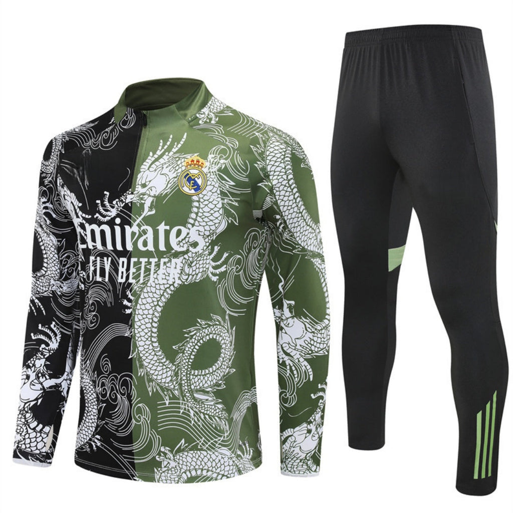 Ensemble Real Madrid 25/26 Le 12 -ème Maillot, maillot de football pour enfants avec logo et détails officiels.