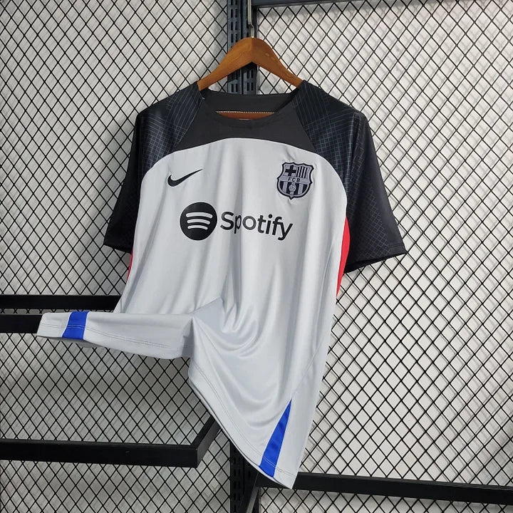 Maillot d'entraînement FC Barcelone 2023 2024 Le 12 -ème Maillot, maillot de football avec logo blaugrana et détails modernes.
