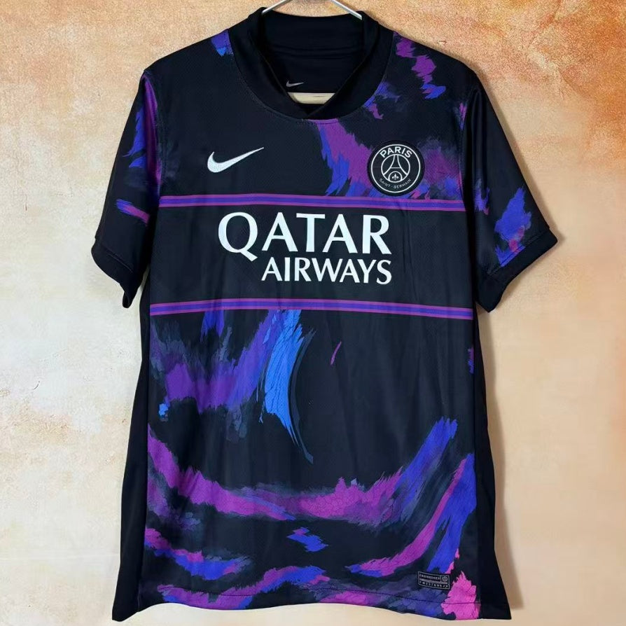 Maillot PSG 25/26 Le 12 -ème Maillot, maillot de football rouge avec logo du Paris Saint-Germain visible en détail
