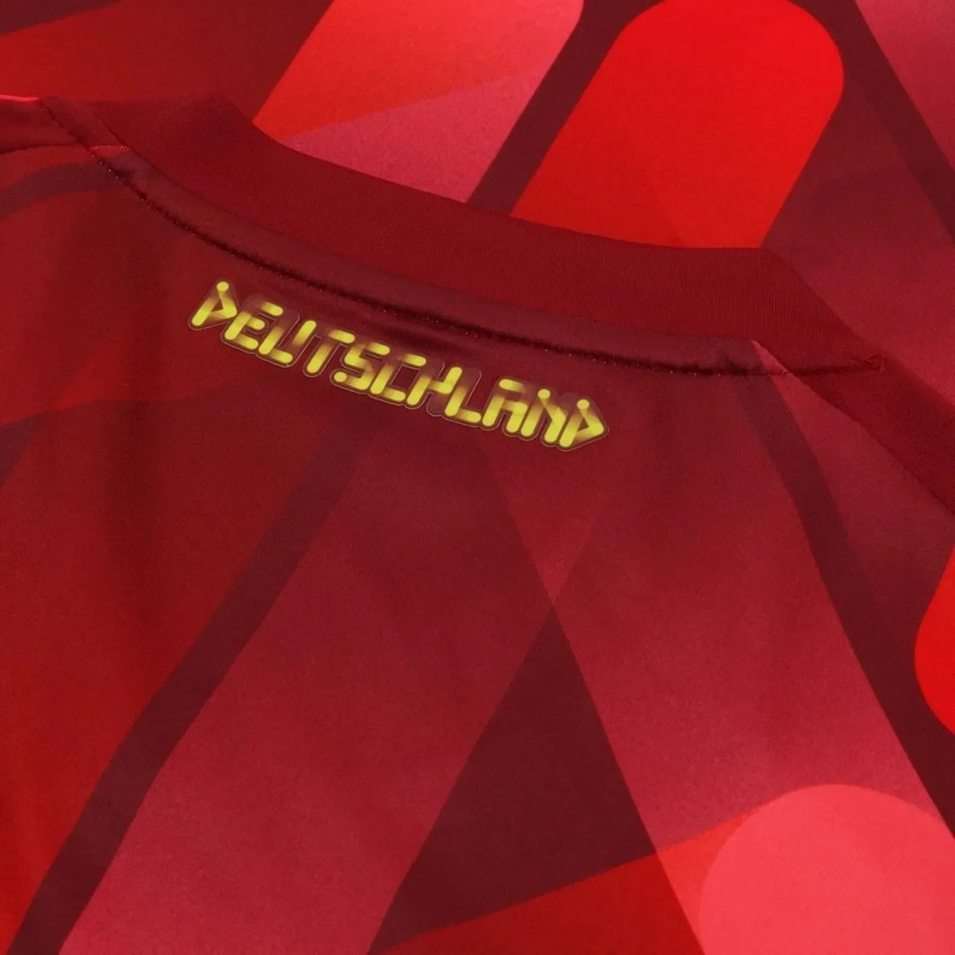 Maillot extérieur de l'Allemagne pour l'Euro 2025, fabriqué par Le 12 -ème Maillot, vue du devant avec logo et design.