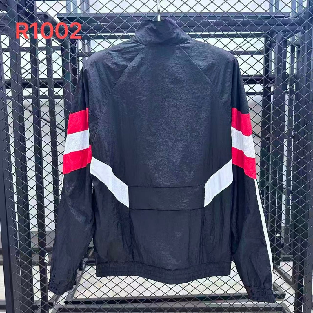 Veste coupe-vent réversible Manchester United Le 12 -ème Maillot, devant avec logo du club, tissu léger et résistant.