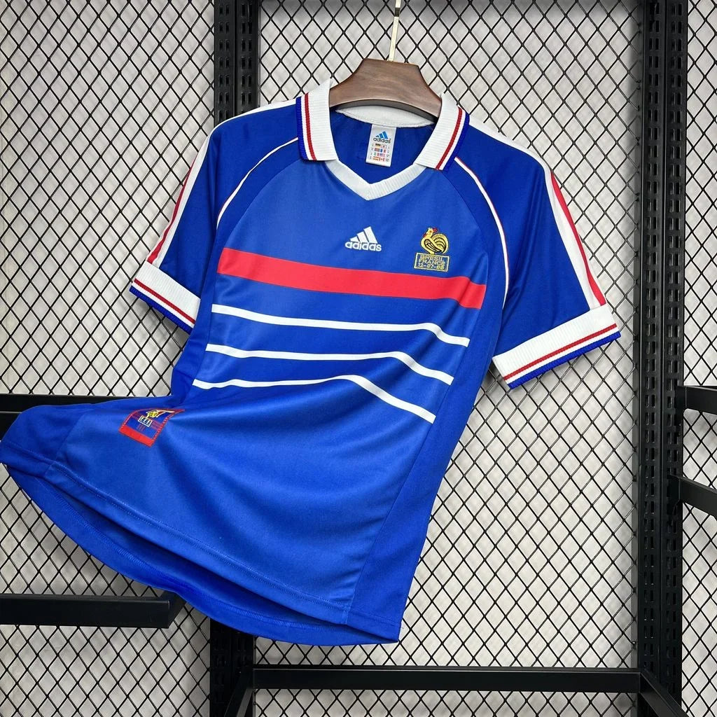 Maillot de football France 1998 rétro, jersey vintage de l'équipe nationale, fabriqué par Le 12 -ème Maillot, vue de face.