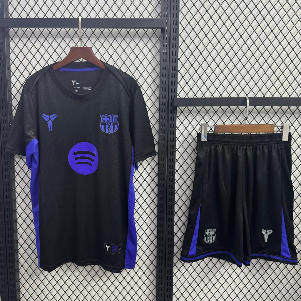 Ensemble Barcelone 25/26 pour adulte de Le 12 -ème Maillot, maillot de football rouge et bleu, porté par un modèle.