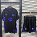 Ensemble Barcelone 25/26 pour adulte de Le 12 -ème Maillot, maillot de football rouge et bleu, porté par un modèle.