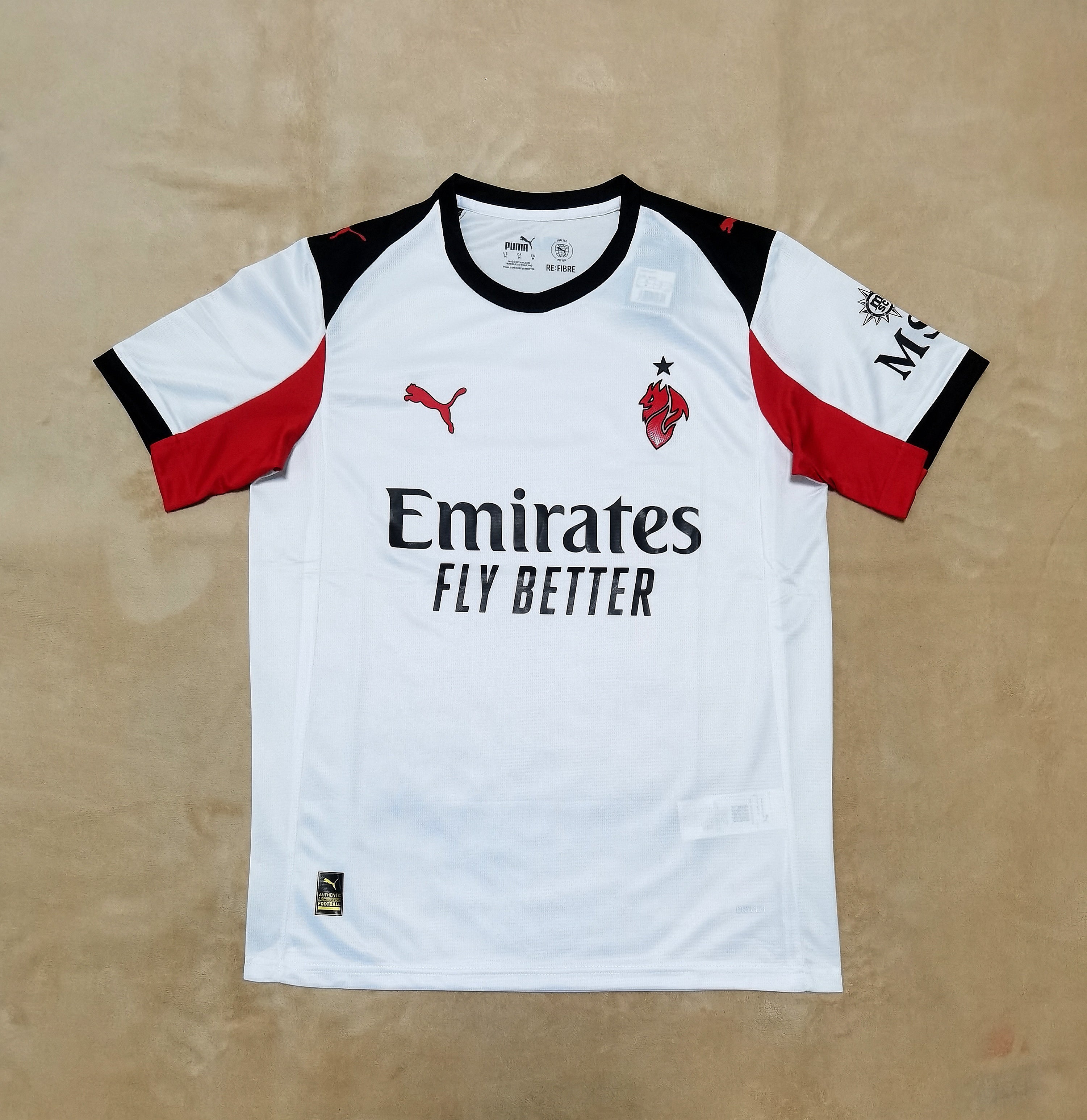 Maillot extérieur AC Milan 25/26 Le 12 -ème Maillot, maillot de football avec logo et détails de l'équipe sur le devant.