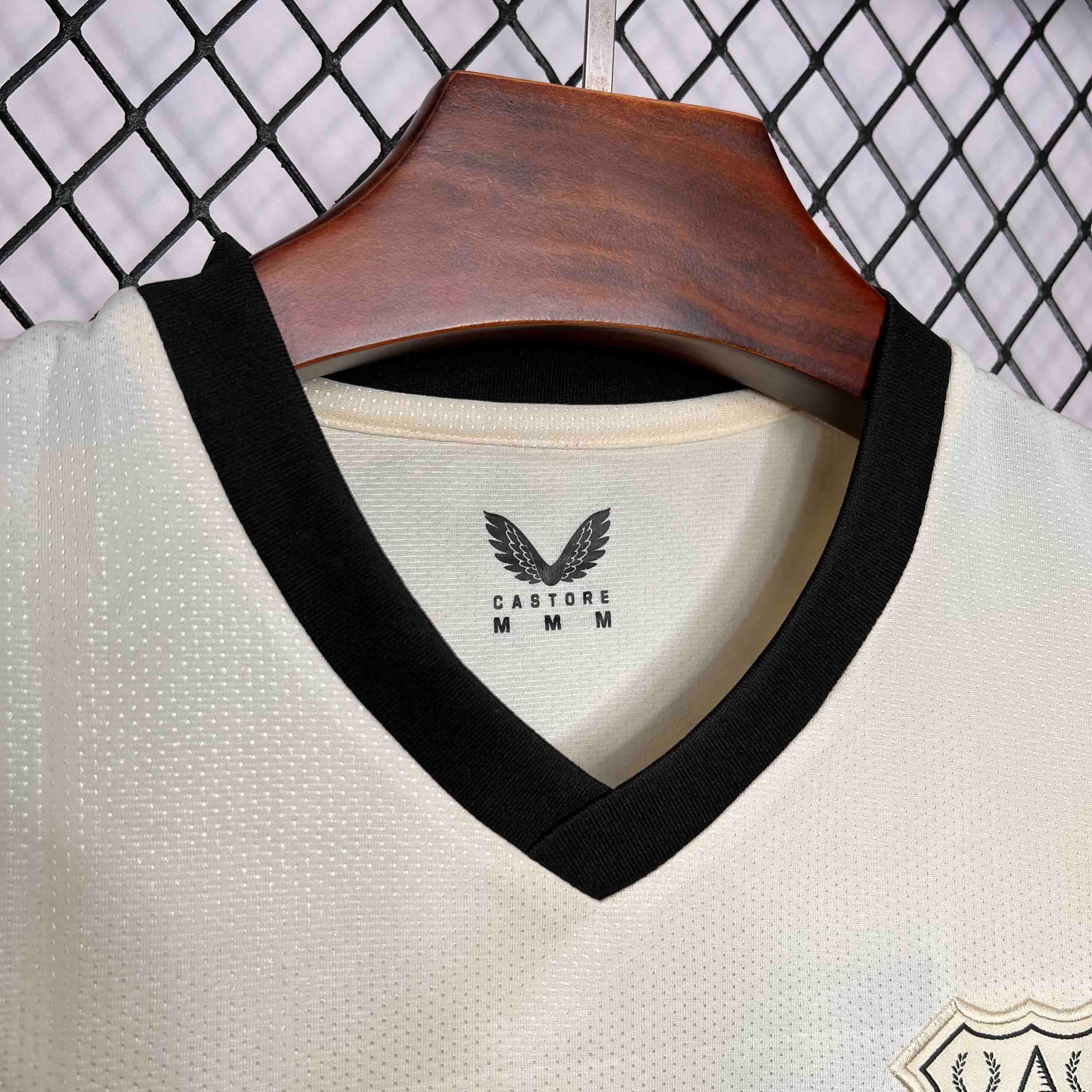 Maillot extérieur Everton 2024-25 de Le 12 -ème Maillot, vue frontale avec logo et design de l'équipe.