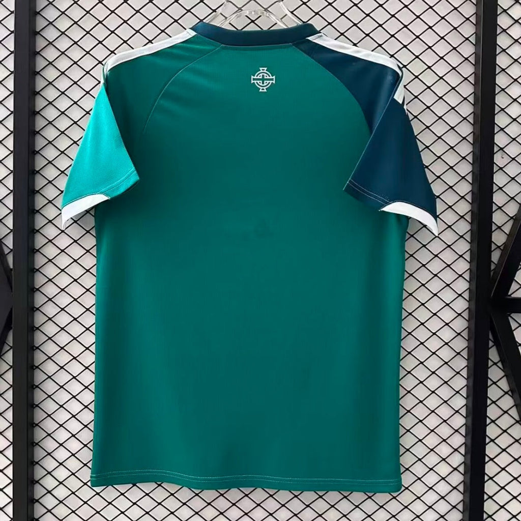 Maillot domicile 25/26 de l'équipe d'Irlande du Nord, marque Le 12 -ème Maillot, devant avec logo et couleurs traditionnelles.