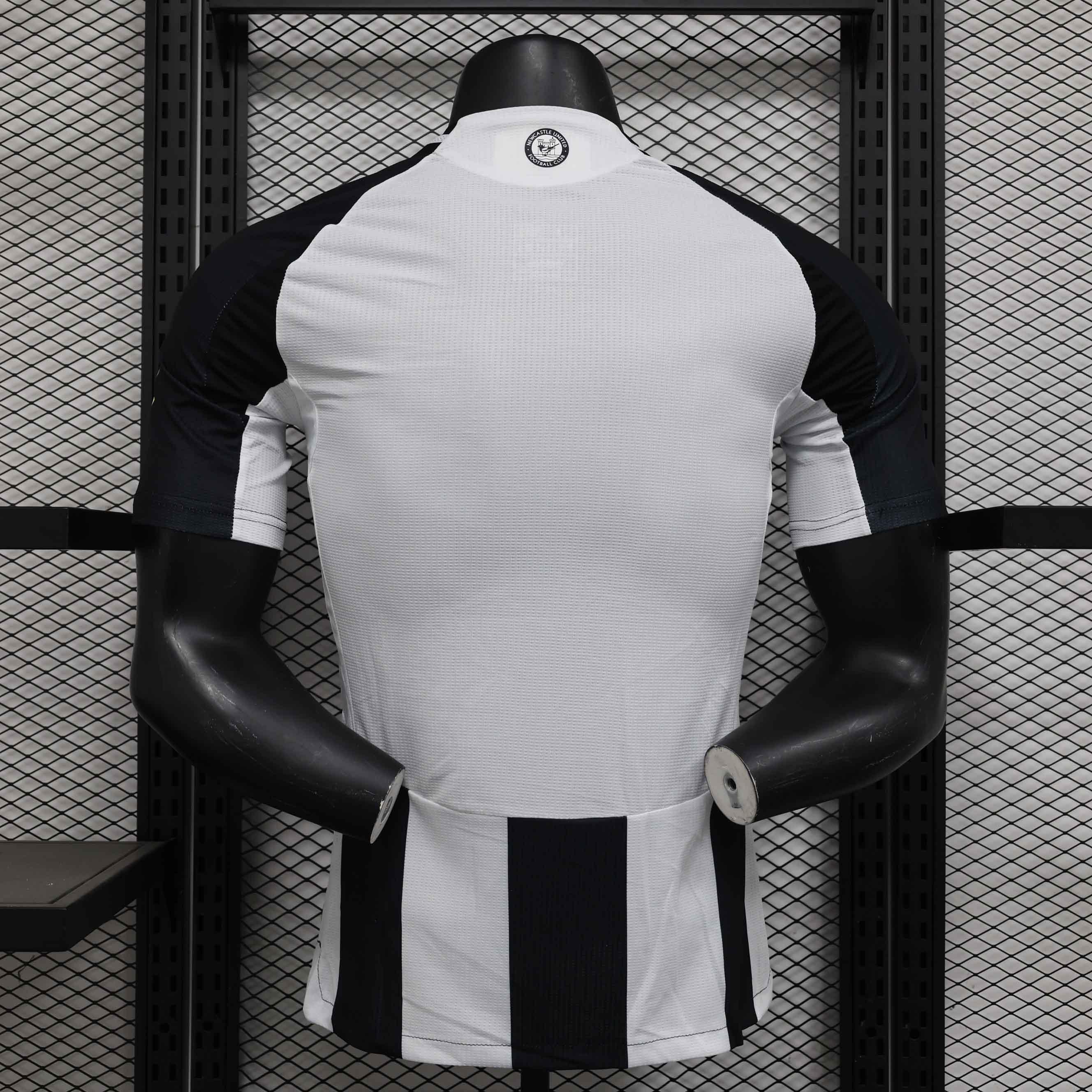 Maillot Newcastle 2024-25 Le 12 -ème Maillot, maillot de football avec logo et design officiel, vue de face.