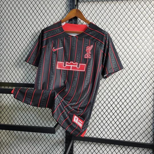 Maillot de basket-ball Liverpool LeBron James 2023, maillot officiel de l'équipe Le 12-ème Maillot, visible en détail.