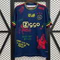 Maillot AJAX 21/22 Le 12 -ème Maillot, maillot de football bleu avec logo et design spécial, porté par un joueur.