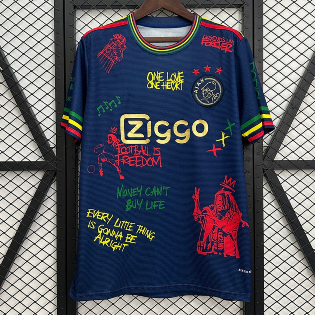 Maillot AJAX 21/22 Le 12 -ème Maillot, maillot de football bleu avec logo et design spécial, porté par un joueur.