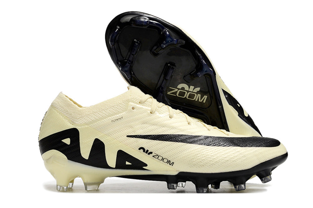 Crampons Mercurial Vapor 15 Elite XXV de Le 12 -ème Maillot, vue détaillée des pointes pour football.